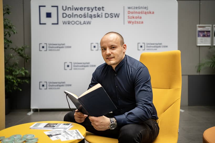 Psycholog Daniel Kampa z eBookiem „Jak przestać analizować wszystko” – autor przewodnika psychologicznego